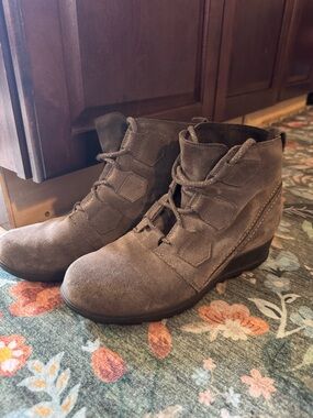 Sorel Evie Lace-Up Boots